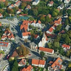 Luftaufnahme von Garching bei München.Ortsmitte, St. Katharina, U-Bahnhof, Maibaum